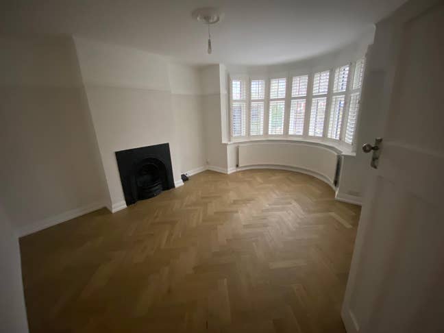 Large Room Available In Modern House Main Photo