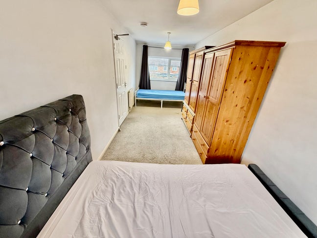 T6 - 3 Double Rooms for short let.  All inc. Main Photo
