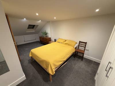 Double en-suite room in family home Main Photo