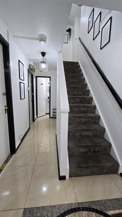✨ 3 Newly Refurbished Rooms – Huge Kitchen & Priva Main Photo