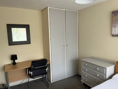 Available now, 2 bedrooms in lovely house Main Photo