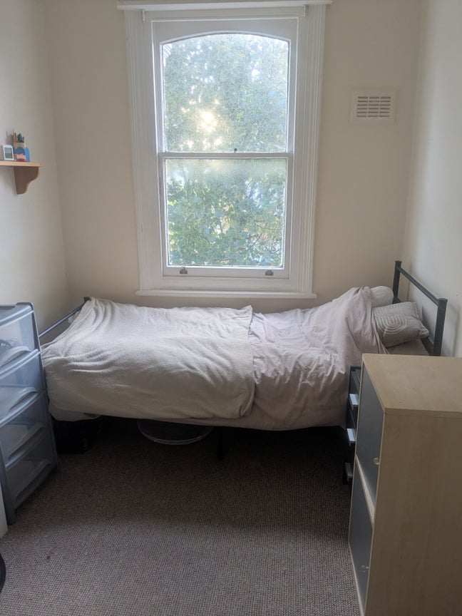 Furnished bedroom in 2 bed flat sort term Main Photo