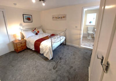 Cosy e/s double room, parking, by town centre Main Photo