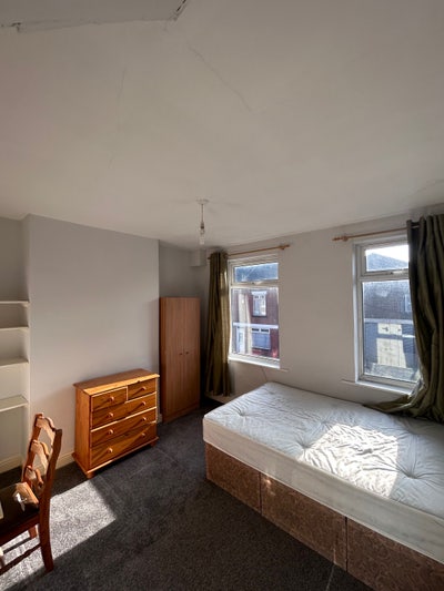 🏡 Spacious Double Room Available  Main Photo