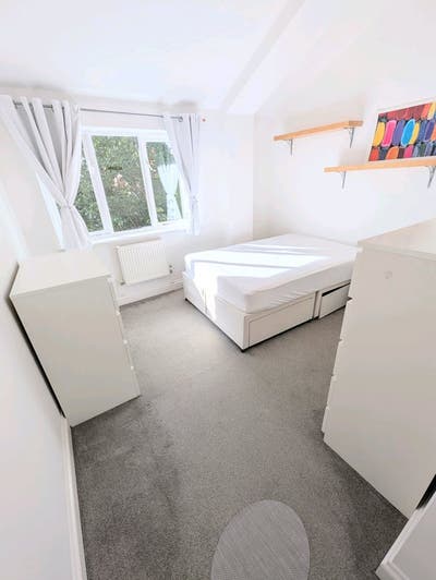 Large, Bright Double Room- Cleaning & Parking- SE8 Main Photo