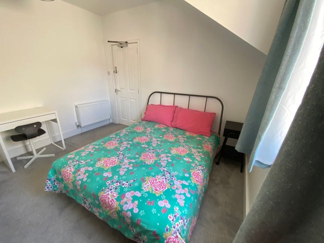 Large Double Room in Superb Central Reading House Main Photo