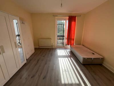 2-Bed Flat in Westerham Avenue, London, N9 Main Photo
