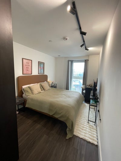 Modern En-suite Double Bedroom  Main Photo