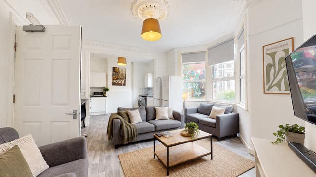 Rooms available in 6-bed student house  Main Photo