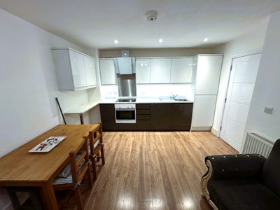 2 Bed Flat in Romford Town Centre &pound;1695 Pcm Main Photo