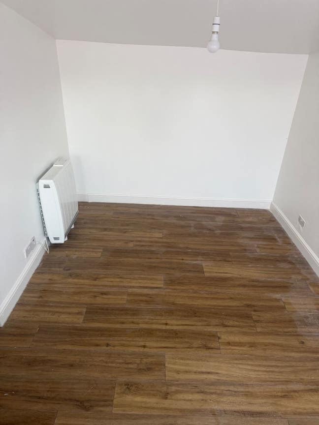 1-Bedroom Garden Bungalow Available – SE28 0GS Main Photo
