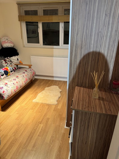 Top floor with bathroom, bills included, by tube  Main Photo