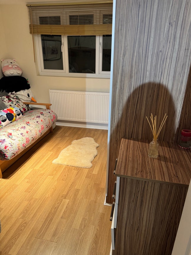 Top floor with bathroom, bills included, by tube  Main Photo