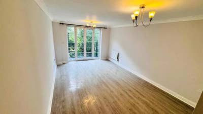 🏡 Furnished 2-Bed, 2-Bath Flat | Northwood, HA6 Main Photo