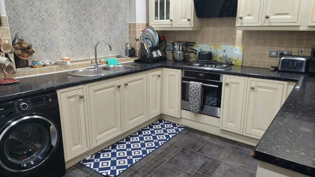 **Furnished Double Room in IG1 – Single Female | A Main Photo