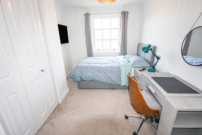 Recently Refurbished Double Room Nr Station Main Photo