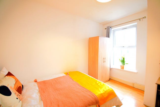 Perfect for Professionals – Quiet Room with Great  Main Photo