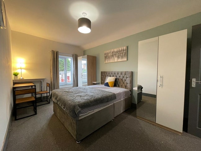 Stylish & spacious double bedroom & en-Suite Main Photo