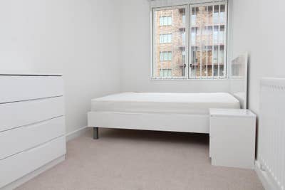 Stunning NEW BUILD in Royal Docks with Balcony! Main Photo