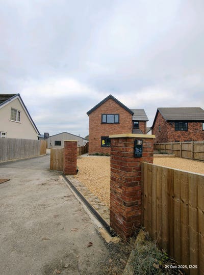 Spacious Furnished Room in 4Bedroom Detached House Main Photo