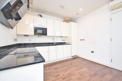 Two bed apartment in Stratford E15 Main Photo