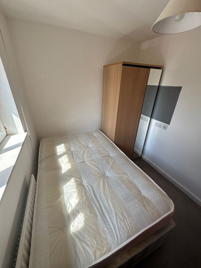 Looking for replacement tenant for 4 bedroom flat Main Photo