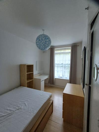 Attractive Room in a Clean Flat – Zone 2 Main Photo
