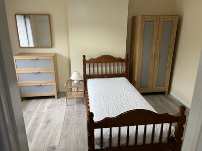 Ensuite bedroom, private living room & parking Main Photo