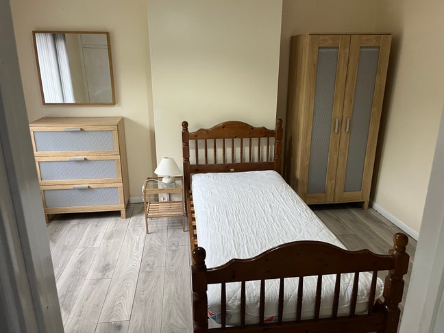 Ensuite bedroom, private living room & parking Main Photo