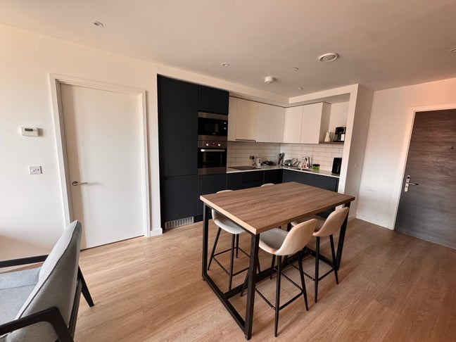 1 Cozy En-suite Room in Shared 2-Bed Apartment  Main Photo