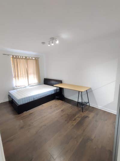 Modern Wapping Room, Gated, Bills included Main Photo