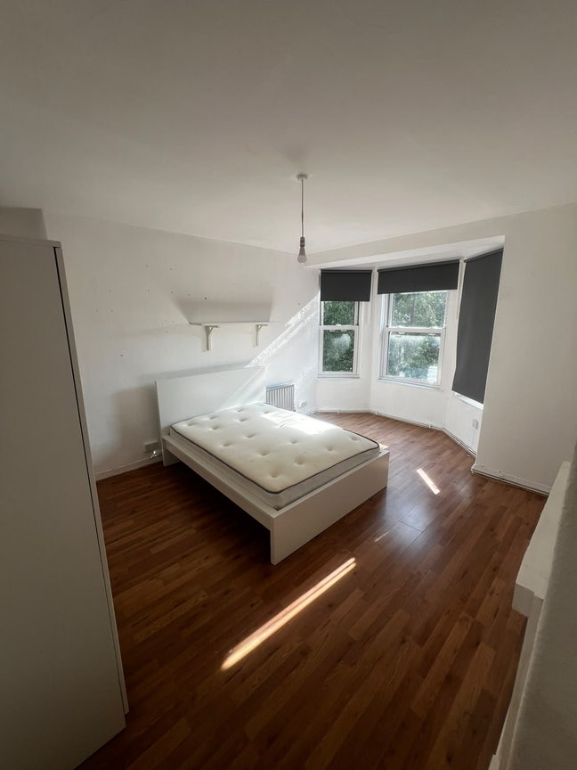 3 bedrooms with living room in Camberwell! (64L) Main Photo