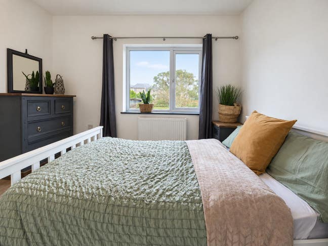 Parkside Double Room – Walk to the Sea | Bills Inc Main Photo