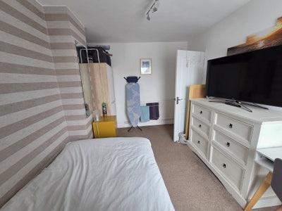 Fully Furnished Double Room to Rent – Central Leis Main Photo