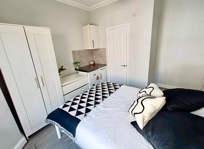 Ensuite + Dry Kitchen: Walk to Hospital 🛋️🍿🏥🚆 Main Photo