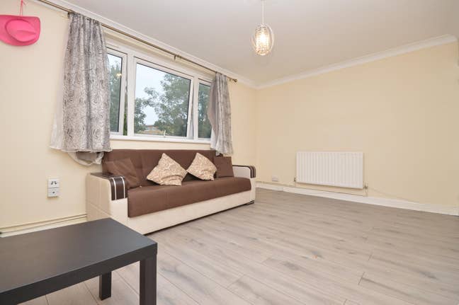 2 Double Bedroom Flat - E14 Main Photo
