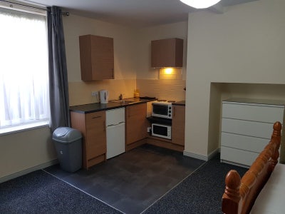 Suit mature single person, walk to Wakefield   Main Photo