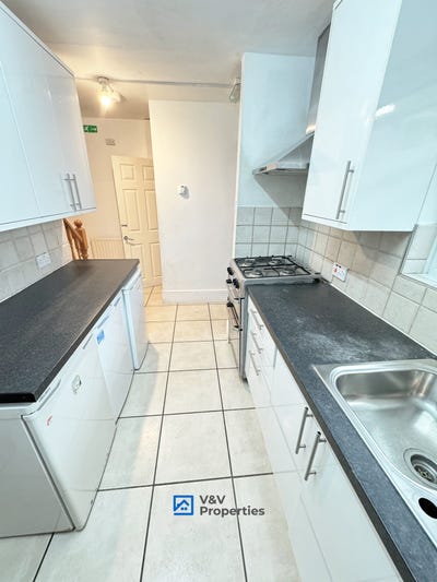 🏠 3 Rooms Available – 4 Bedroom Flat | Shoreditch Main Photo