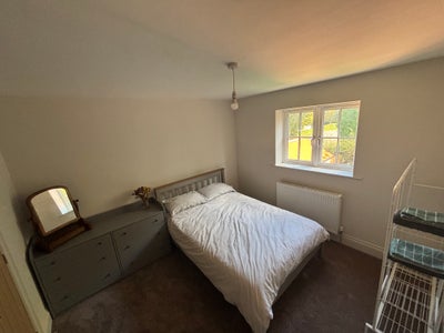 Private room with en-suite in quaint York village Main Photo