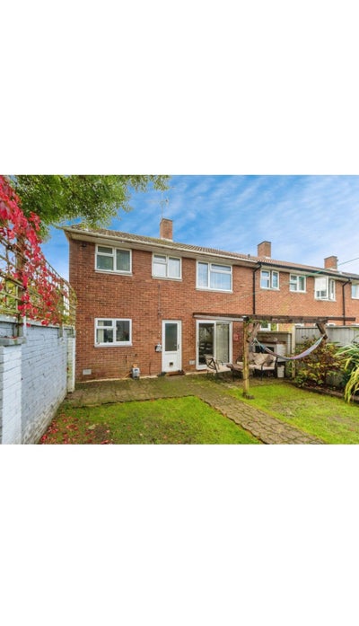 Room with driveway for 2 in a Shared House Main Photo