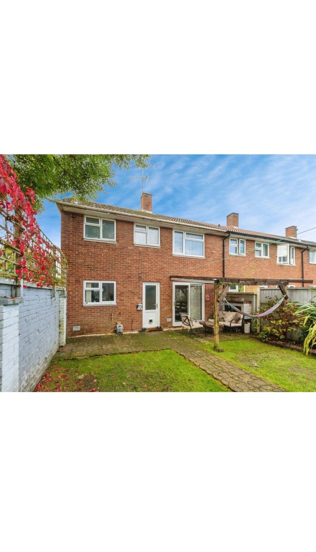 Room with driveway for 2 in a Shared House Main Photo