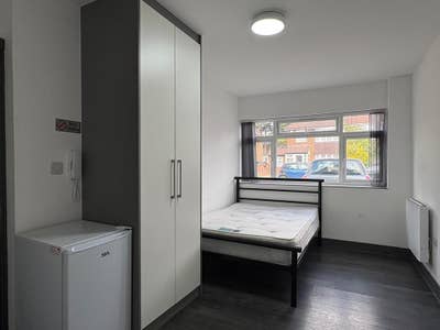 Rooms to Rent - Dickens Avenue, UB8 Main Photo