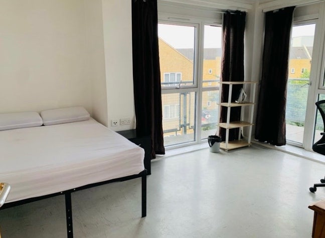 1 Month Stay Large Room With Balcony To Rent  Main Photo
