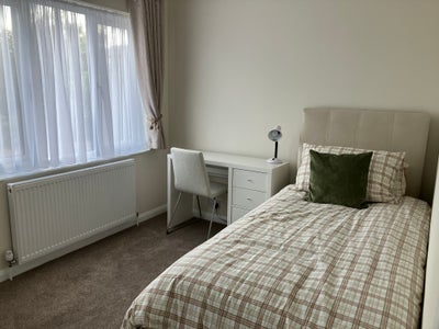 Peaceful, clean double room for part-time commuter Main Photo
