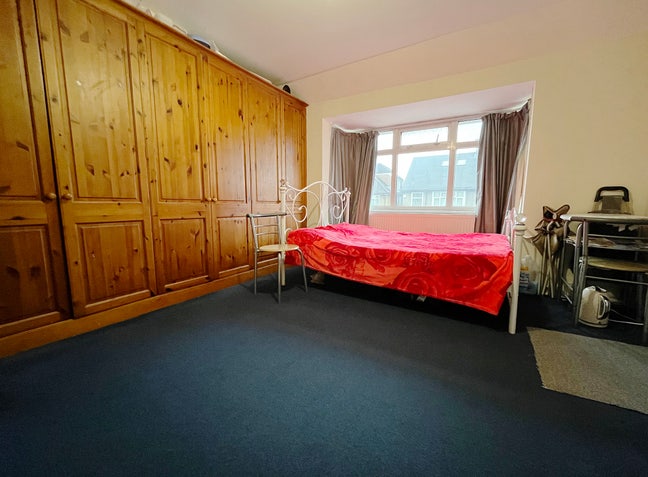 Large Ensuite Room 15 Mins Walk to Hounslow West Main Photo