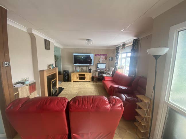 Double Room Available in 3 Bed House Main Photo