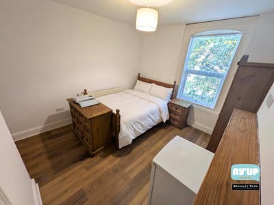 Modern En-Suite Room in Doncaster City Centre Main Photo