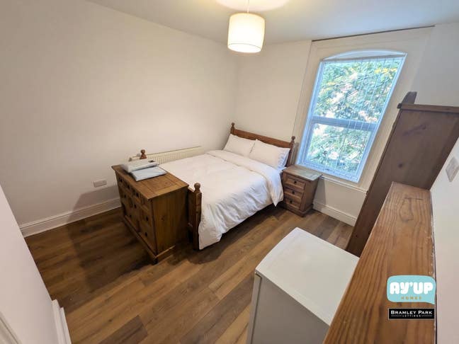 Modern En-Suite Room in Doncaster City Centre Main Photo
