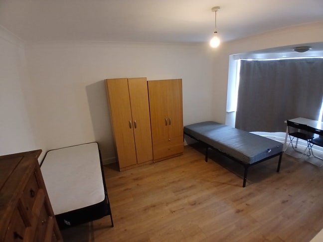 Twin room for 2 friends - 140 &pound; pw per person Main Photo