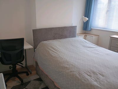 Double Room in Friendly Female Home Main Photo